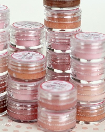 Loads of recipes and ideas for DIY Lip Gloss!